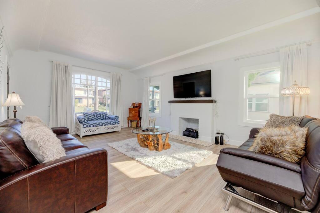 Lovely White Beach House Redondo Beach Exterior photo